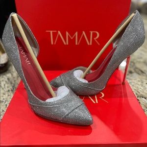 Gorgeous silver shoe, Tamar collection, never worn! Includes duster bag.